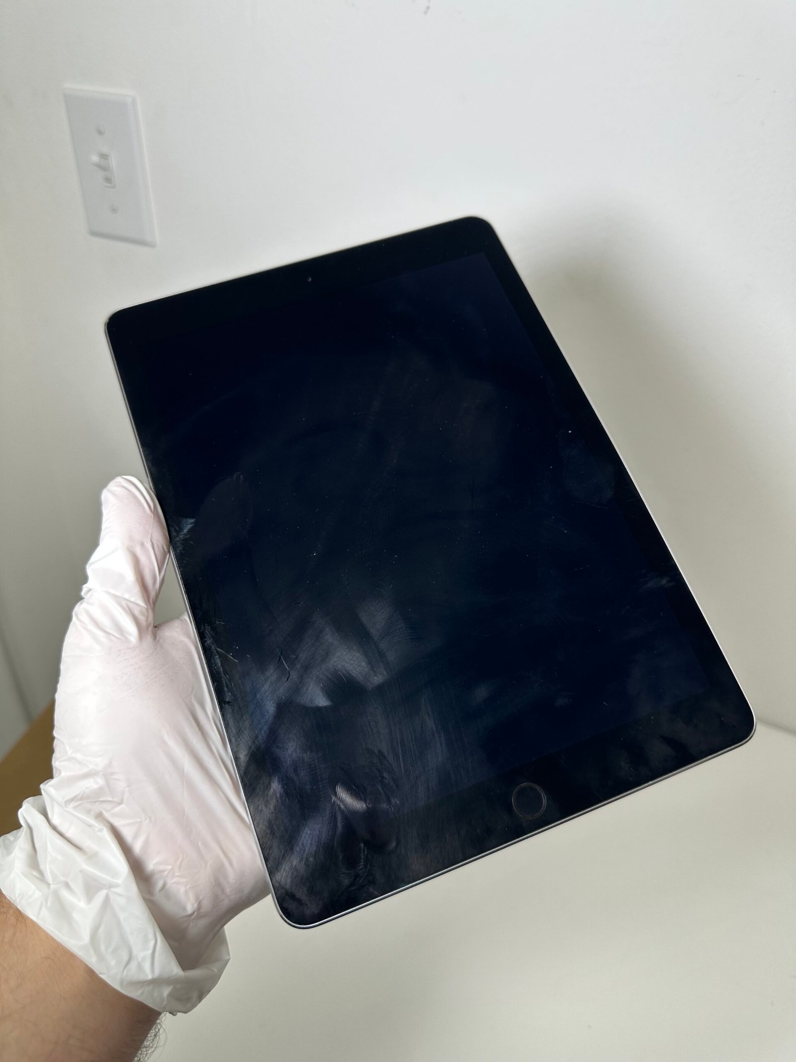 Apple iPad (2th Generation) 16GB Space Gray - Condição: Regular (B) - Imagem 3