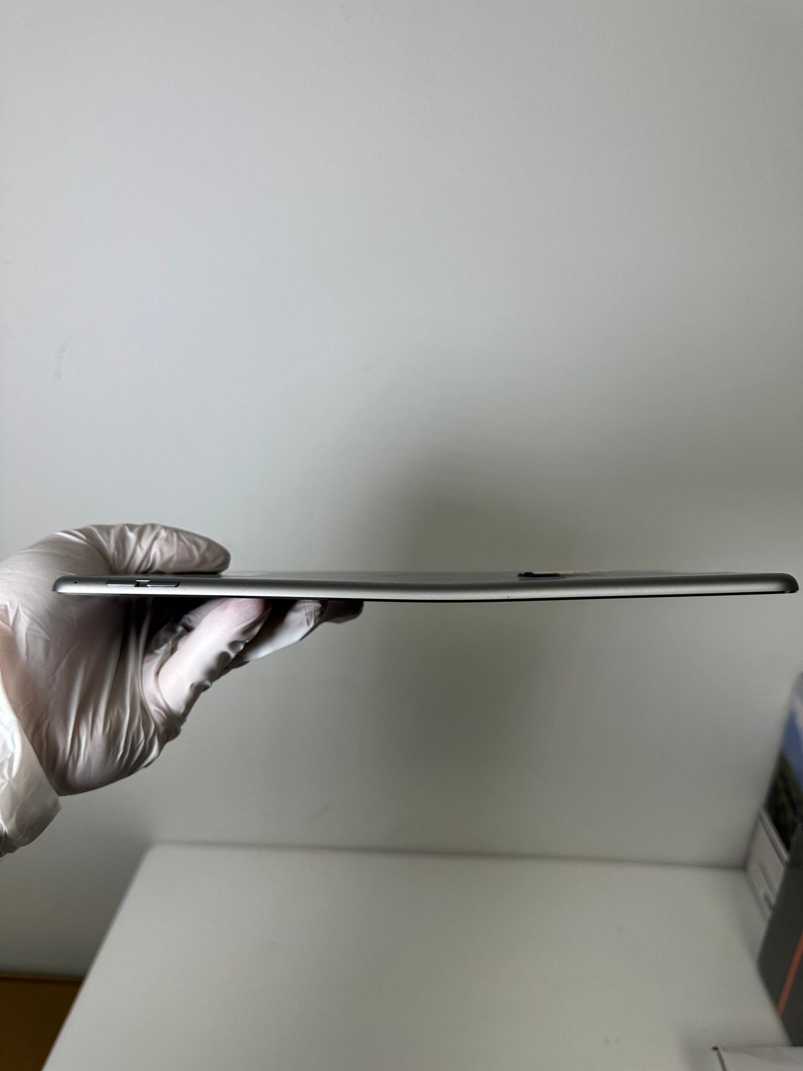 Apple iPad (2th Generation) 16GB Space Gray - Condição: Regular (B) - Imagem 9