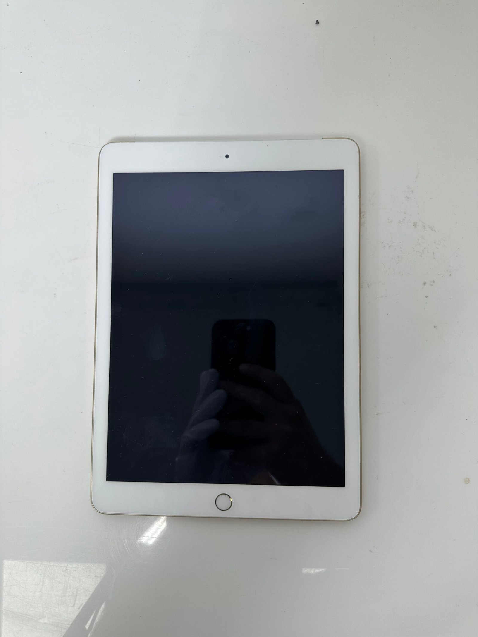 Apple iPad (5th Generation) 32GB with Cellular - Gold - Condição: Boa (B+) - Imagem 2