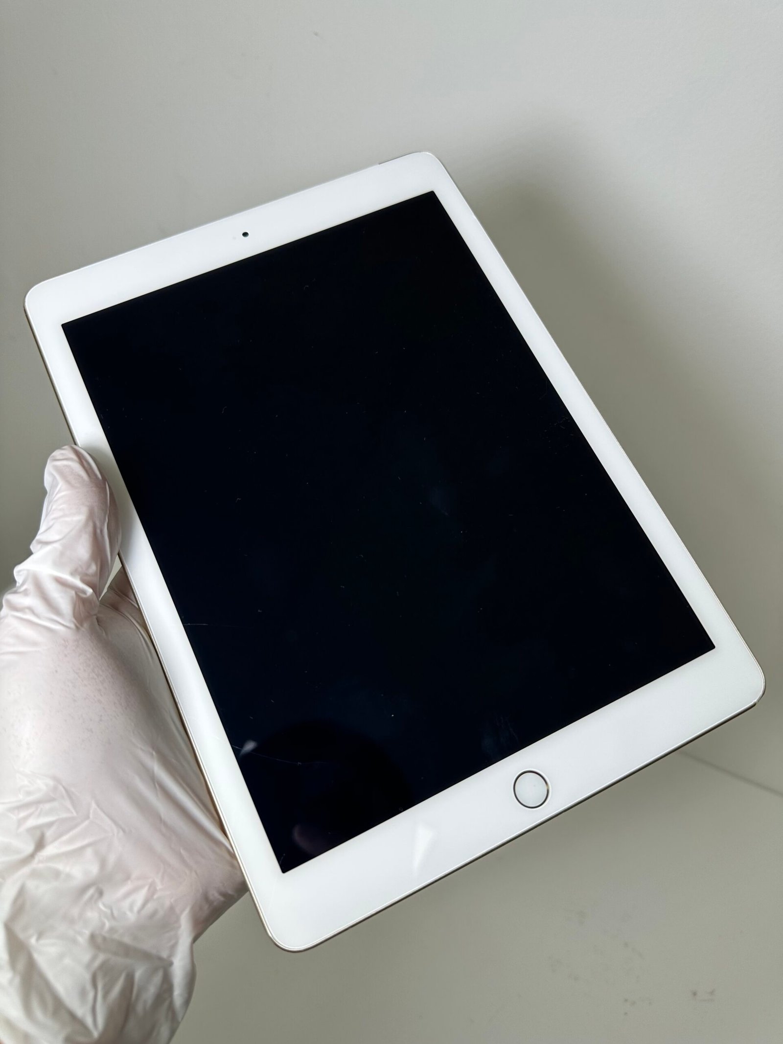 Apple iPad (5th Generation) 32GB with Cellular - Gold - Condição: Boa (B+) - Imagem 3