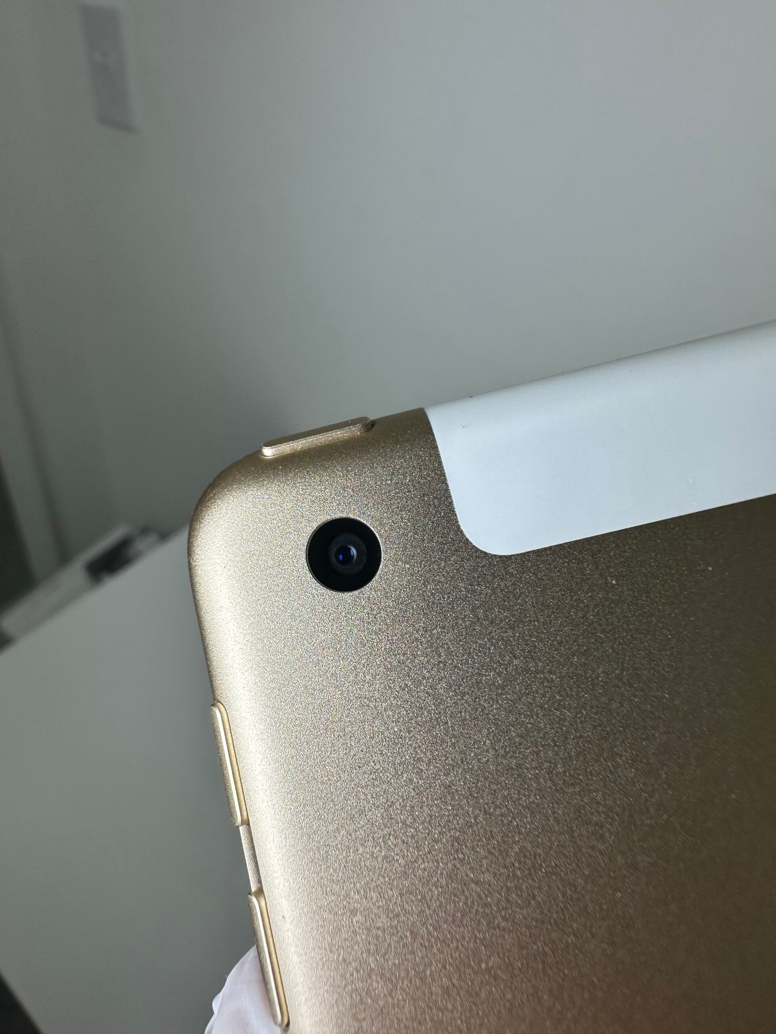 Apple iPad (5th Generation) 32GB with Cellular - Gold - Condição: Boa (B+) - Imagem 4
