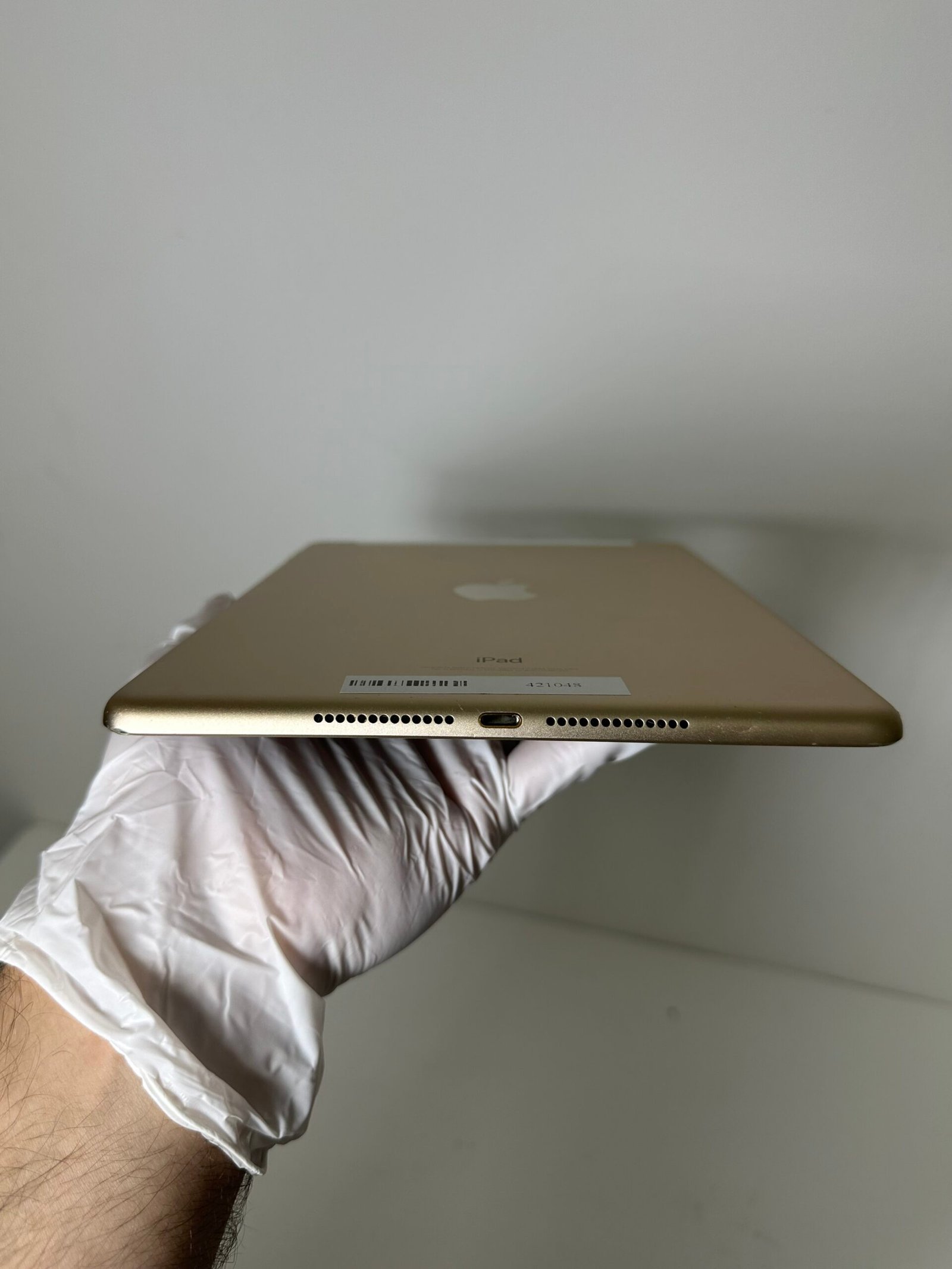 Apple iPad (5th Generation) 32GB with Cellular - Gold - Condição: Boa (B+) - Imagem 5