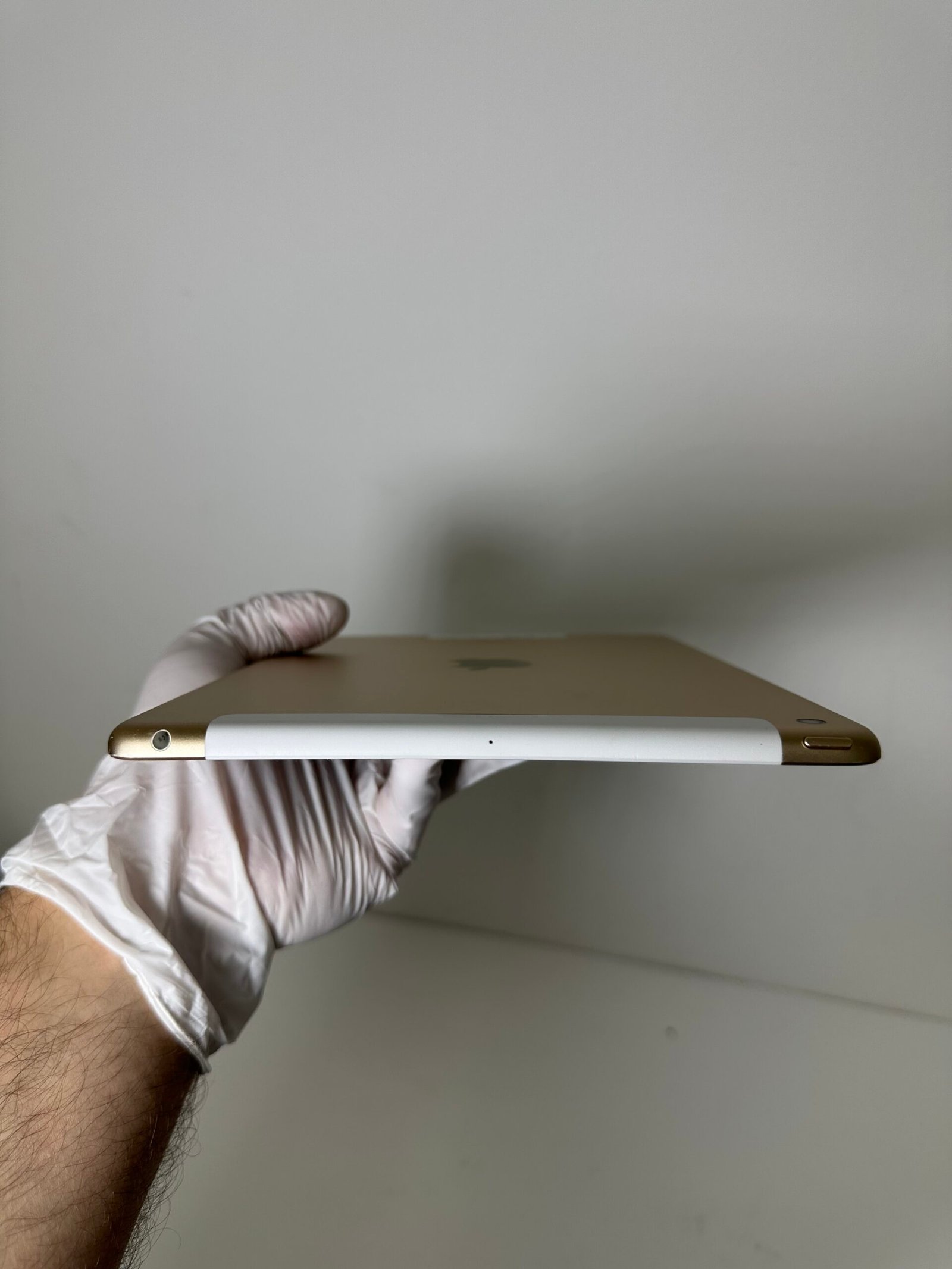 Apple iPad (5th Generation) 32GB with Cellular - Gold - Condição: Boa (B+) - Imagem 7