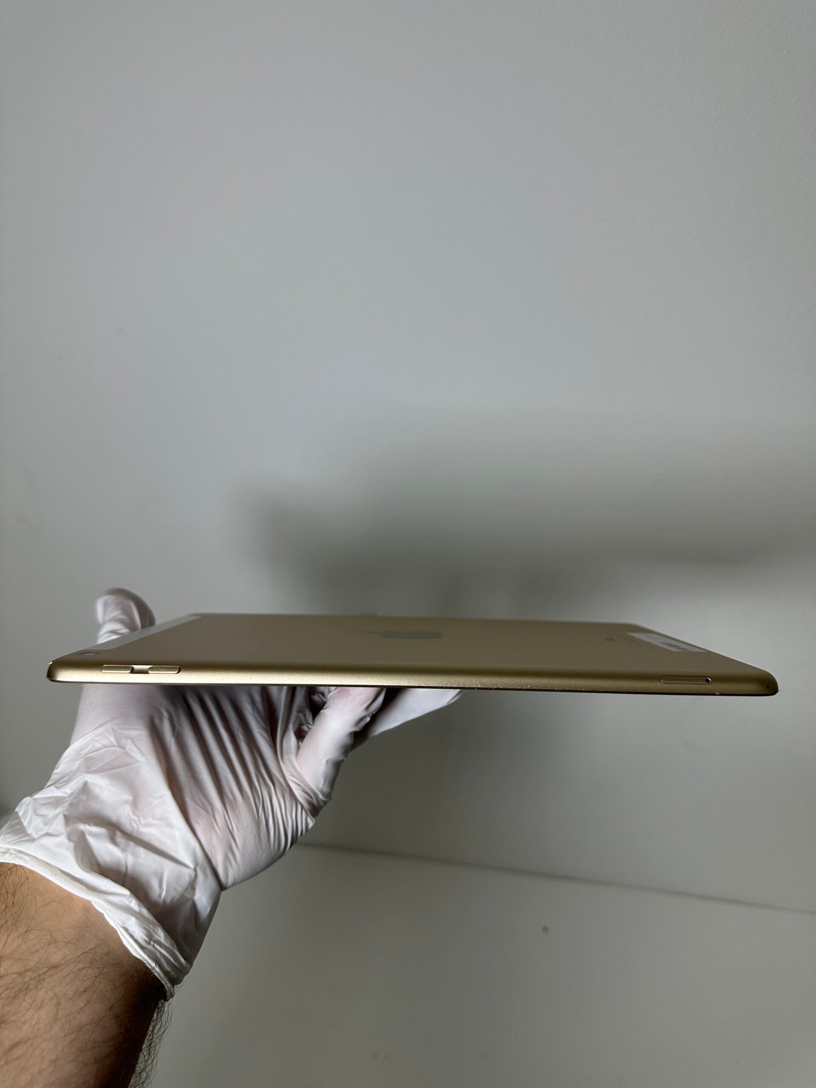 Apple iPad (5th Generation) 32GB with Cellular - Gold - Condição: Boa (B+) - Imagem 8