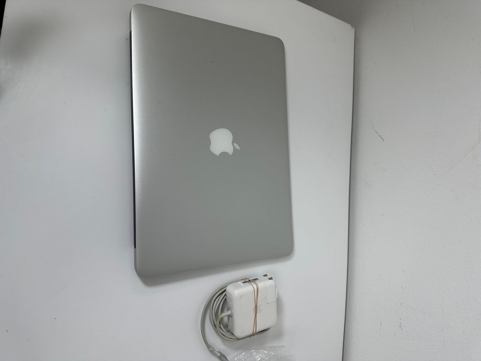 Apple - Macbook Air Model: A1466