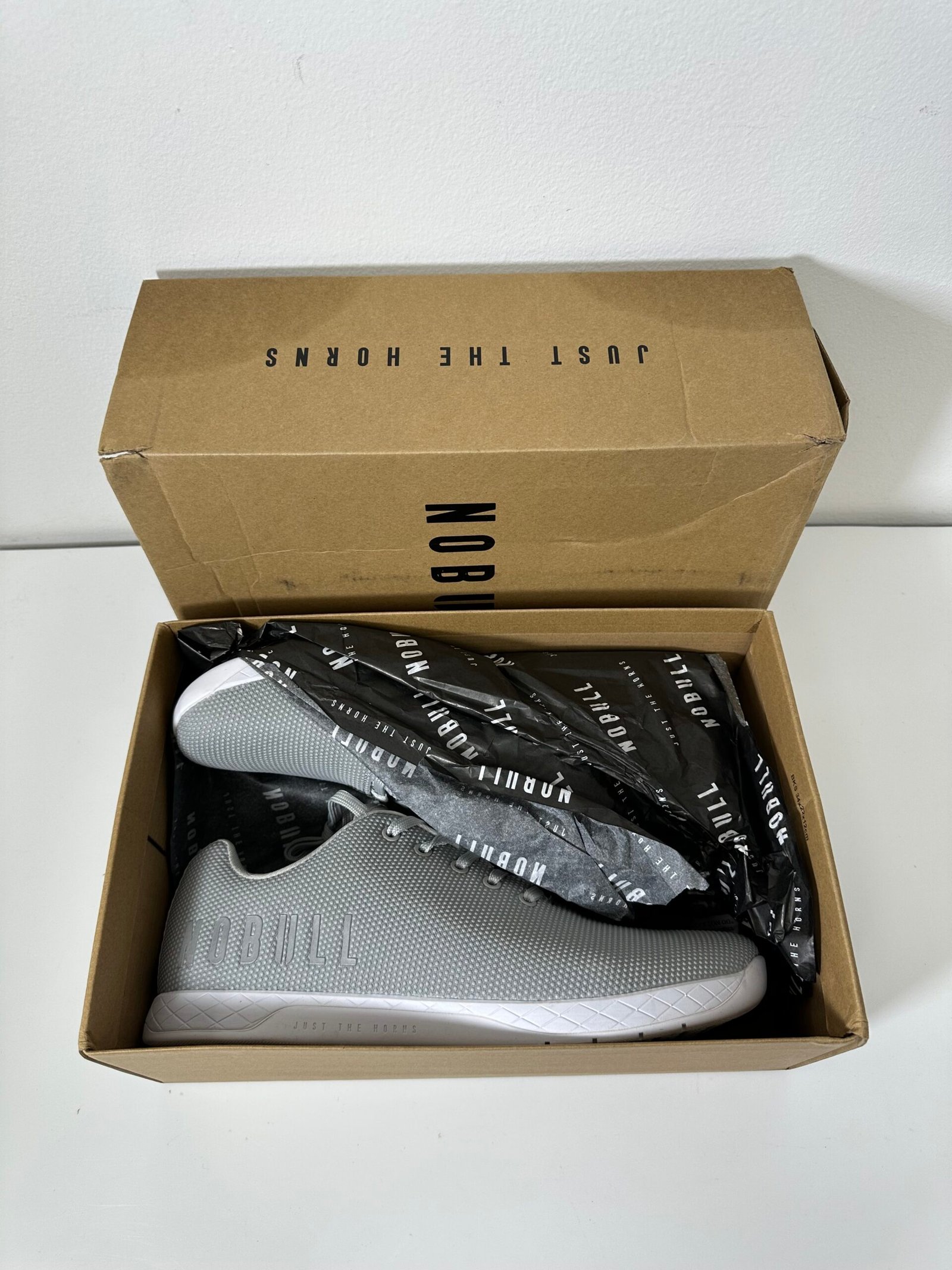 Nobull - Tenis SF Trainer LOW Unixes - Tamanhos Masculino 13.5US e Feminino 15US - Cor Cinza - Produto Novo (Na caixa)