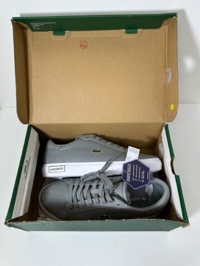 Lacoste - Tenis Powercourt 0520 1 - Tamanho 8.5US - Cores Cinza e Branco - Produto Novo (Na Caixa)