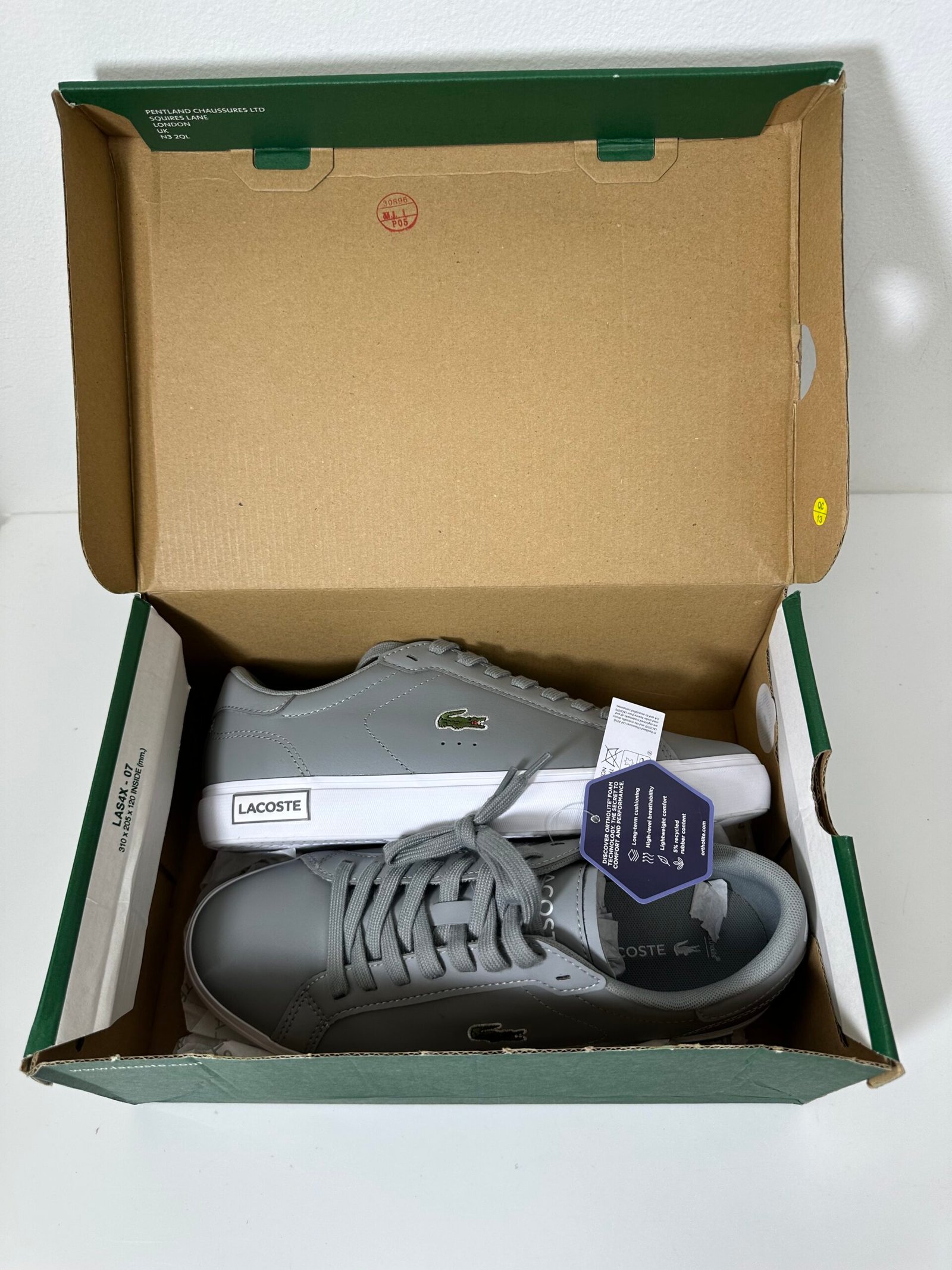 Lacoste - Tenis Powercourt 0520 1 - Tamanho 8.5US - Cores Cinza e Branco - Produto Novo (Na Caixa)