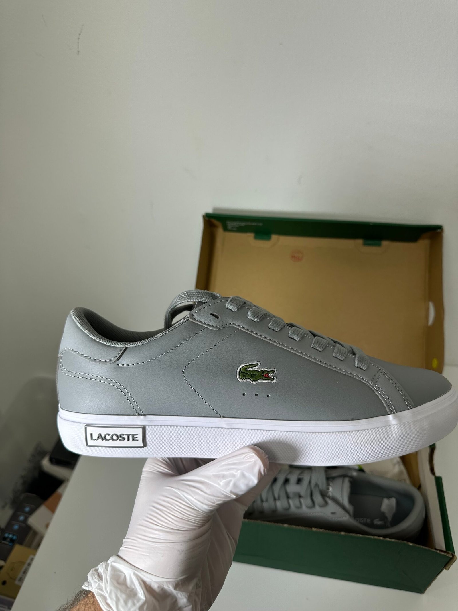 Lacoste - Tenis Powercourt 0520 1 - Tamanho 8.5US - Cores Cinza e Branco - Produto Novo (Na Caixa) - Imagem 6