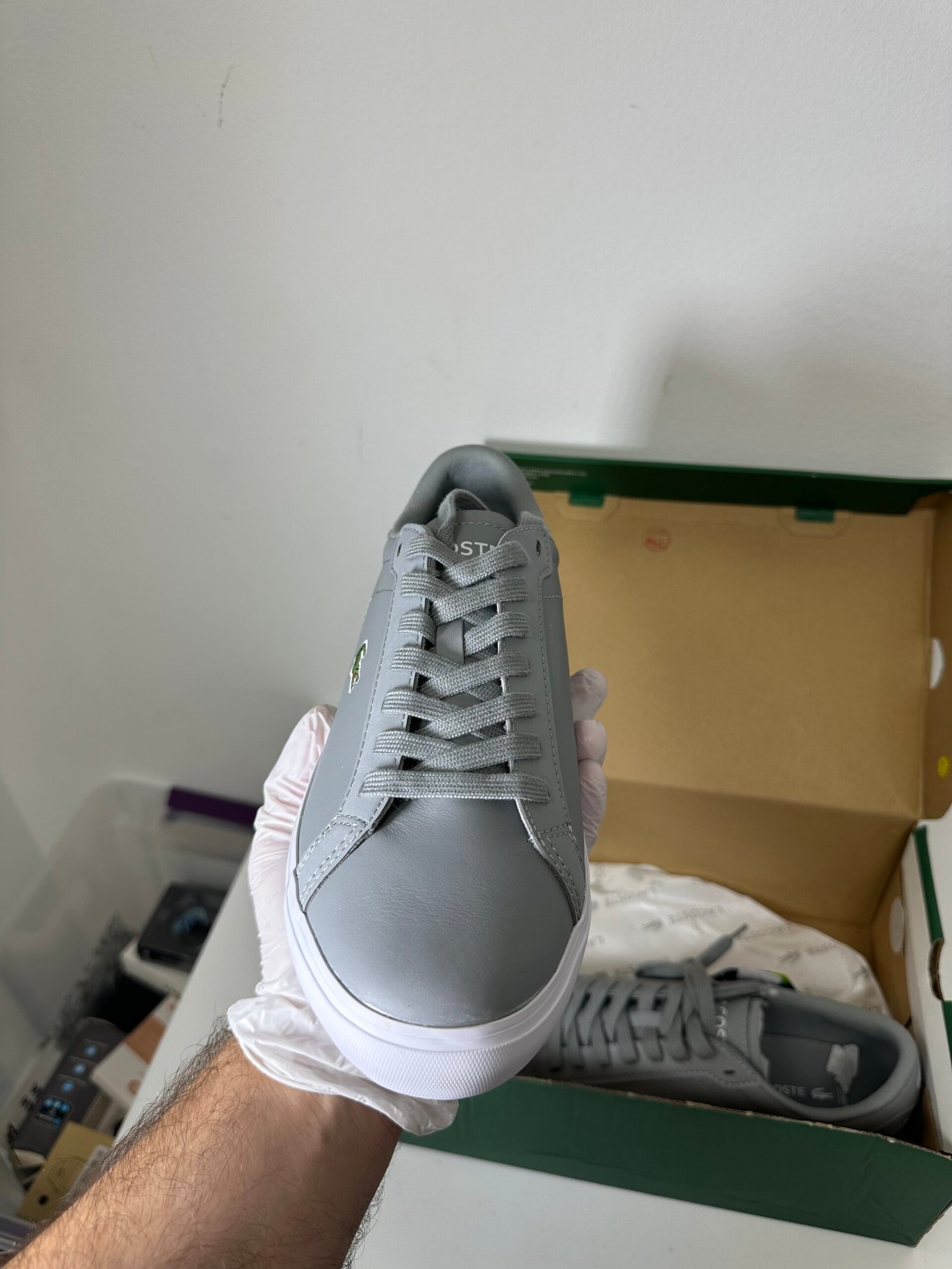 Lacoste - Tenis Powercourt 0520 1 - Tamanho 8.5US - Cores Cinza e Branco - Produto Novo (Na Caixa) - Imagem 5
