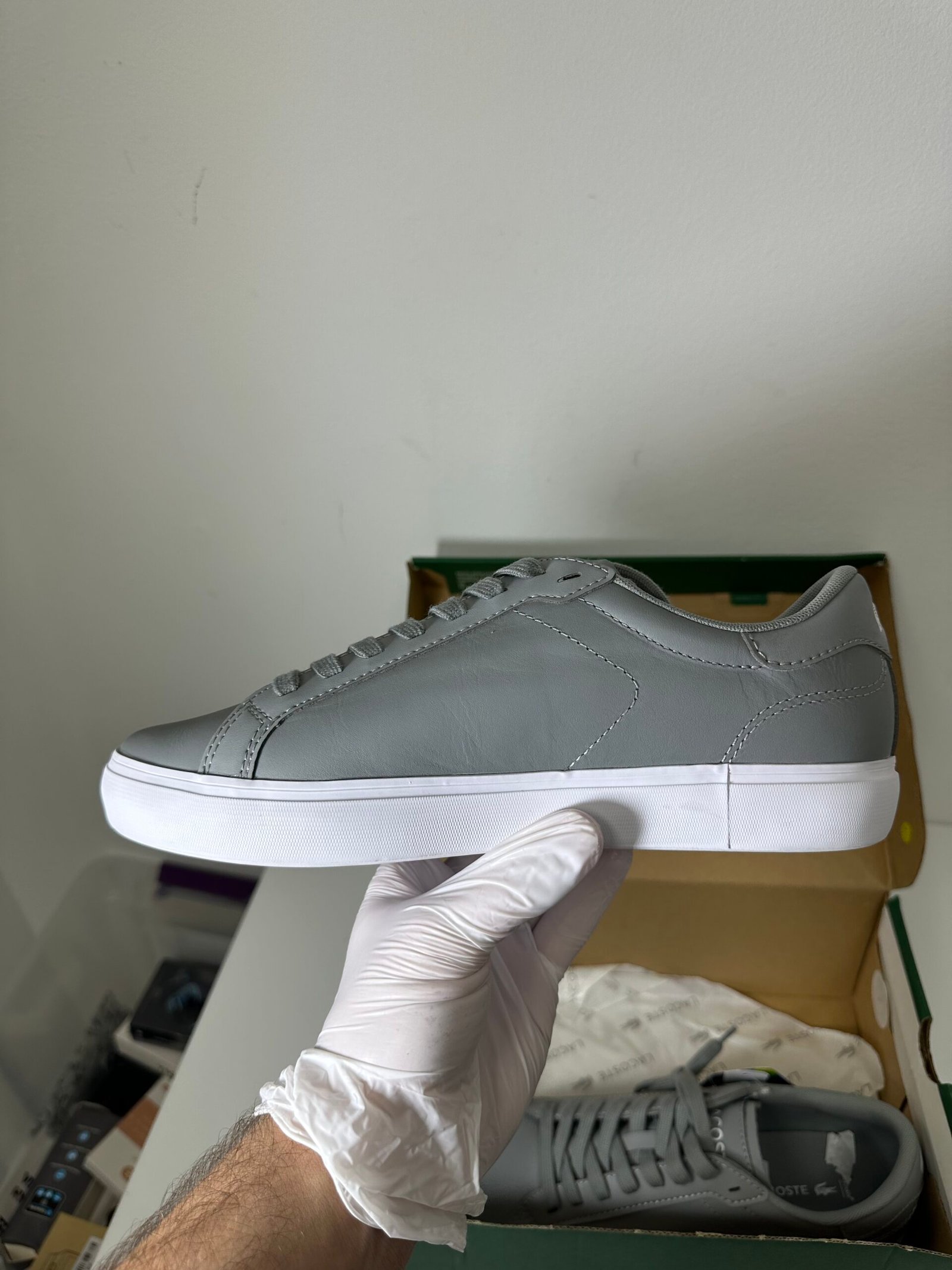 Lacoste - Tenis Powercourt 0520 1 - Tamanho 8.5US - Cores Cinza e Branco - Produto Novo (Na Caixa) - Imagem 3