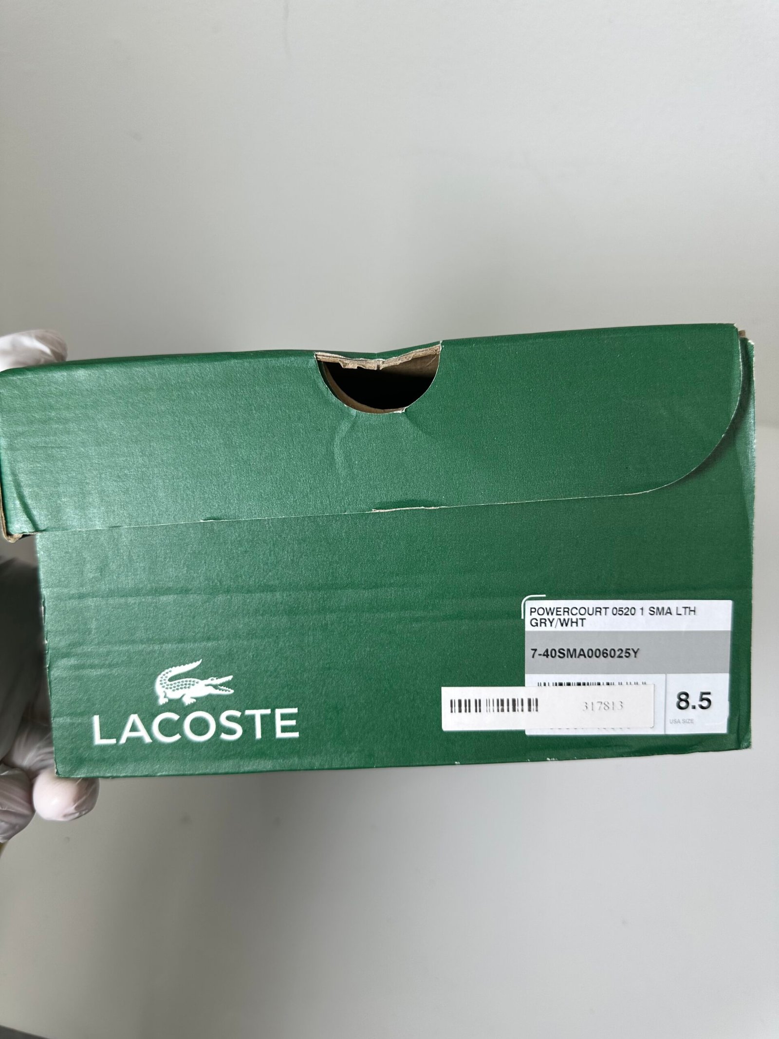 Lacoste - Tenis Powercourt 0520 1 - Tamanho 8.5US - Cores Cinza e Branco - Produto Novo (Na Caixa) - Imagem 2