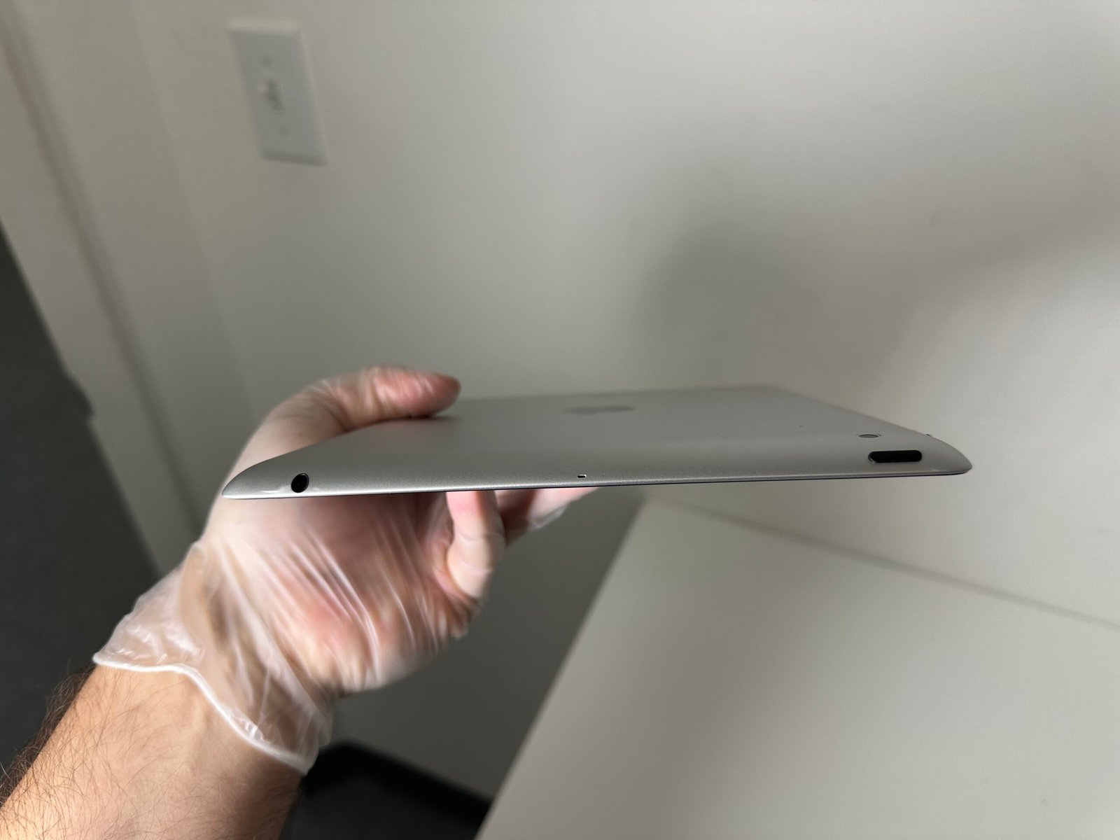 Apple iPad (2th Generation) 16GB Space Gray - Condição: Boa (B+) - Imagem 3