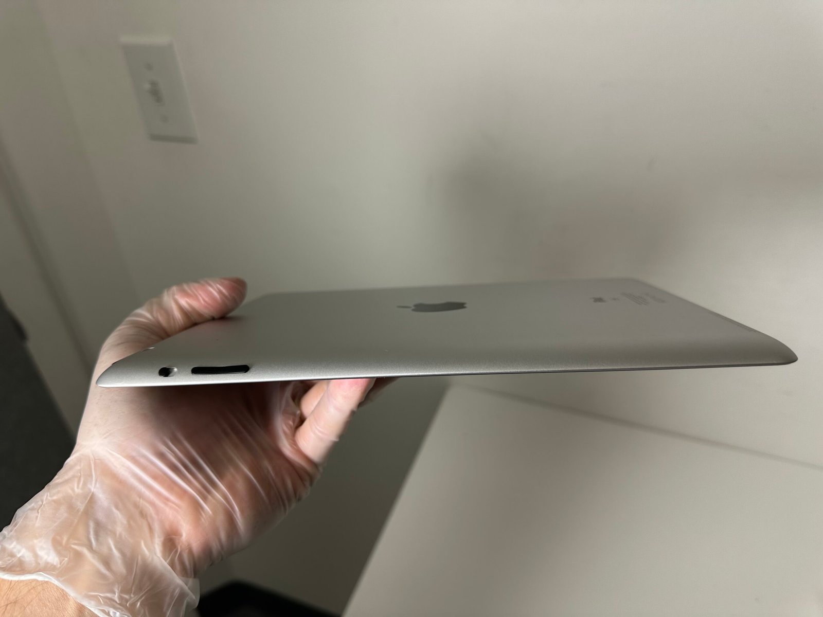 Apple iPad (2th Generation) 16GB Space Gray - Condição: Boa (B+) - Imagem 2