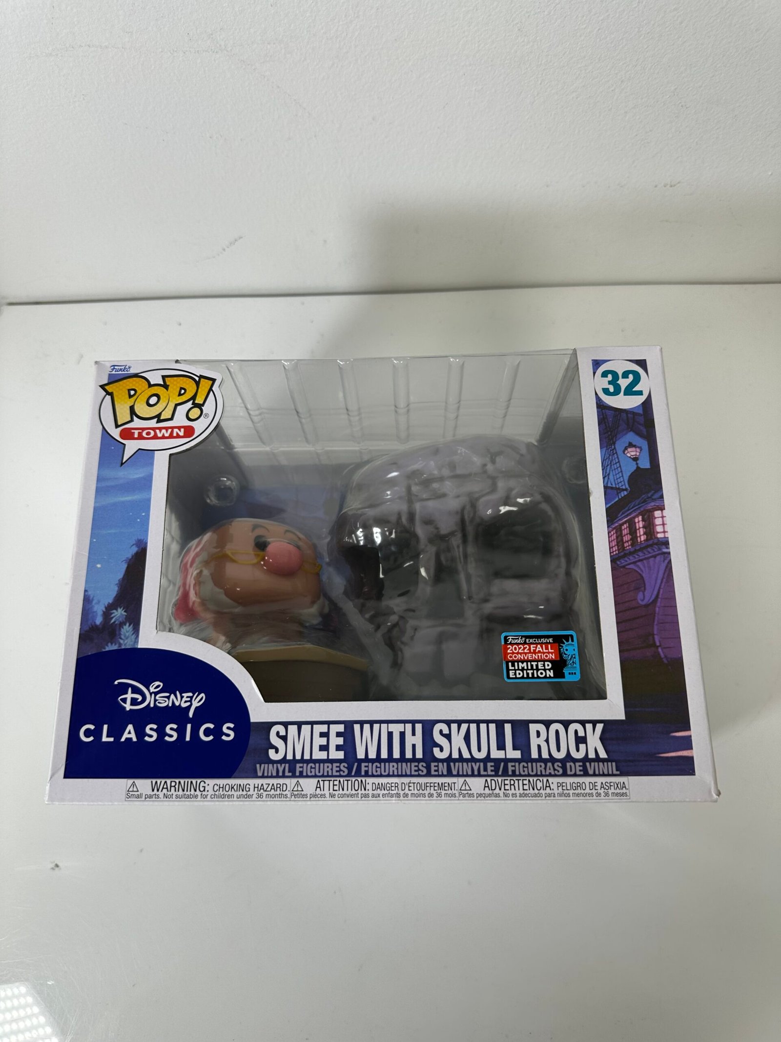 Funko POP! Town - Disney Classics Peter Pan - Smee With Skull Rock - Produto Novo (Lacrado) - Imagem 3
