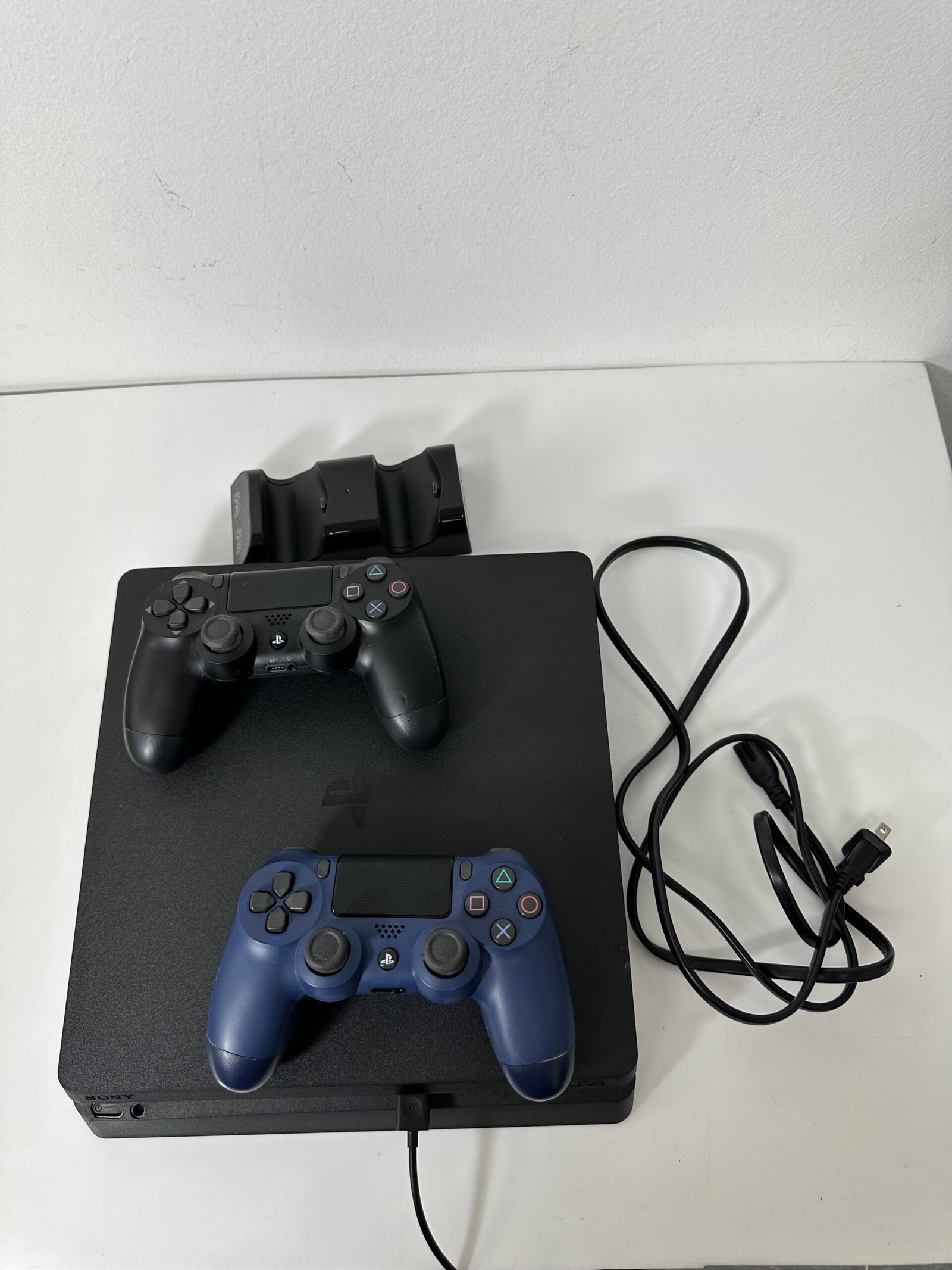 Sony Playstation 4 Slim + 2 controles DualShock 4 - Condição: Otima (A)