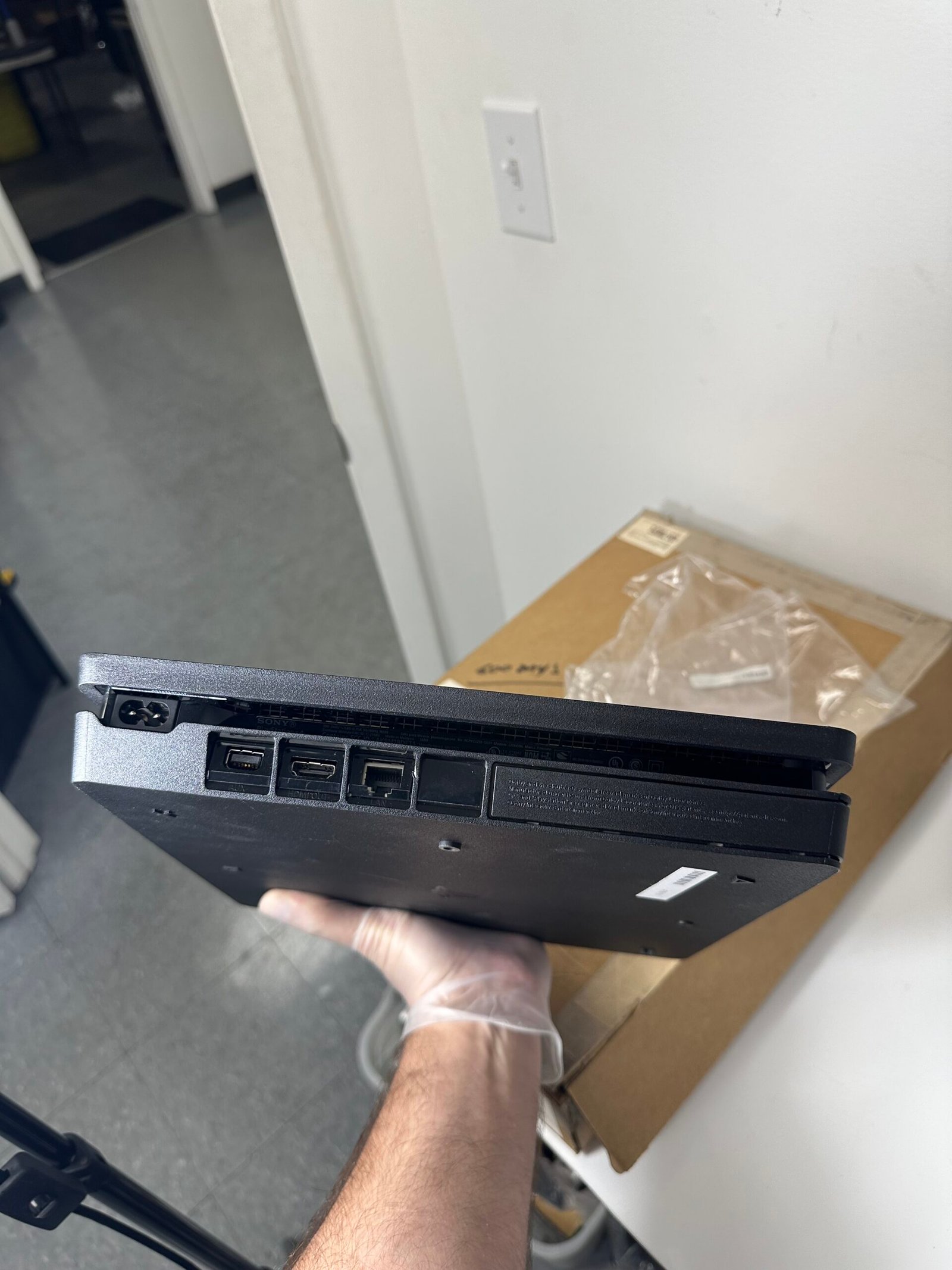 Sony Playstation 4 Slim + 2 controles DualShock 4 - Condição: Otima (A) - Imagem 4