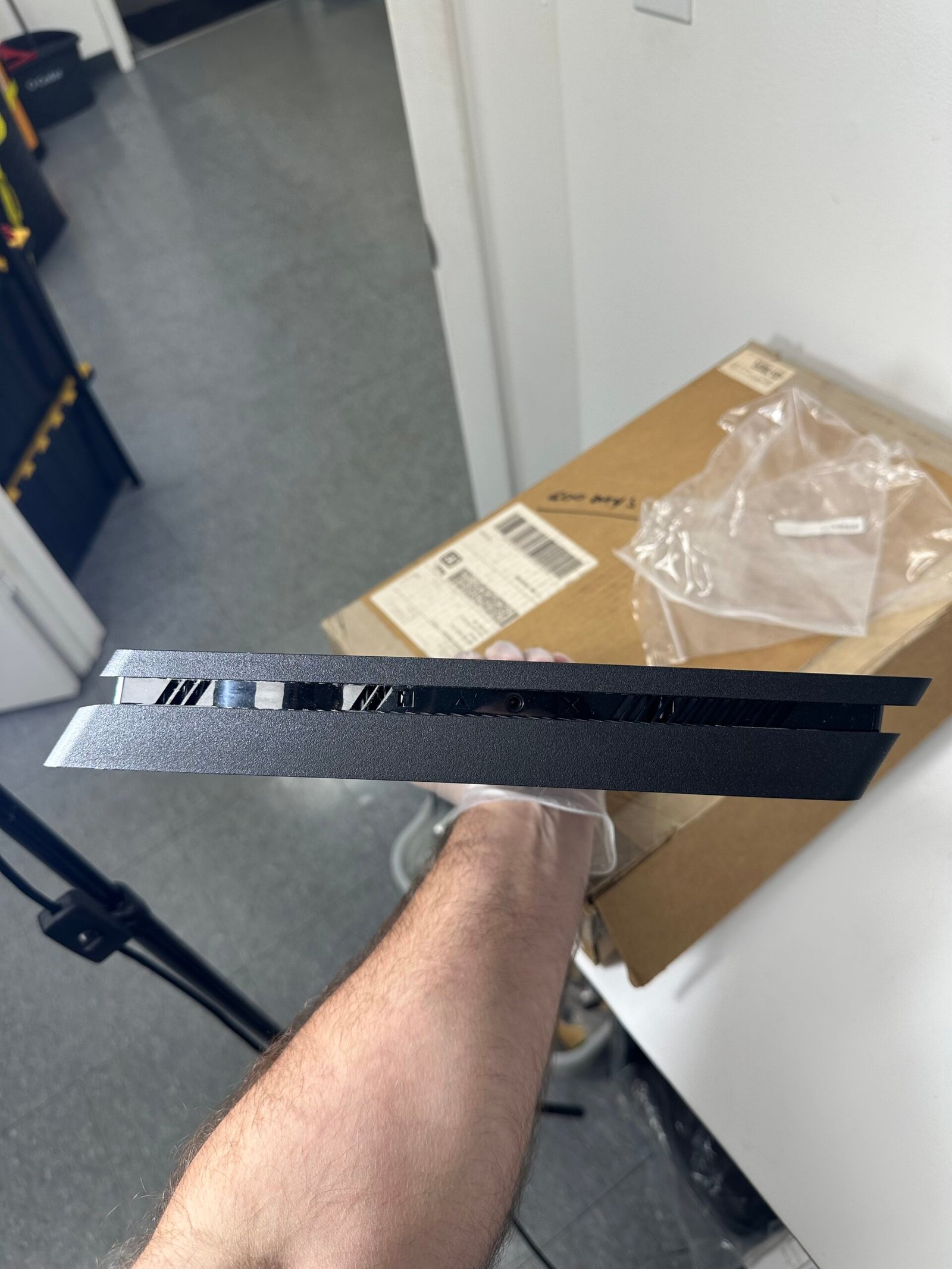 Sony Playstation 4 Slim + 2 controles DualShock 4 - Condição: Otima (A) - Imagem 3