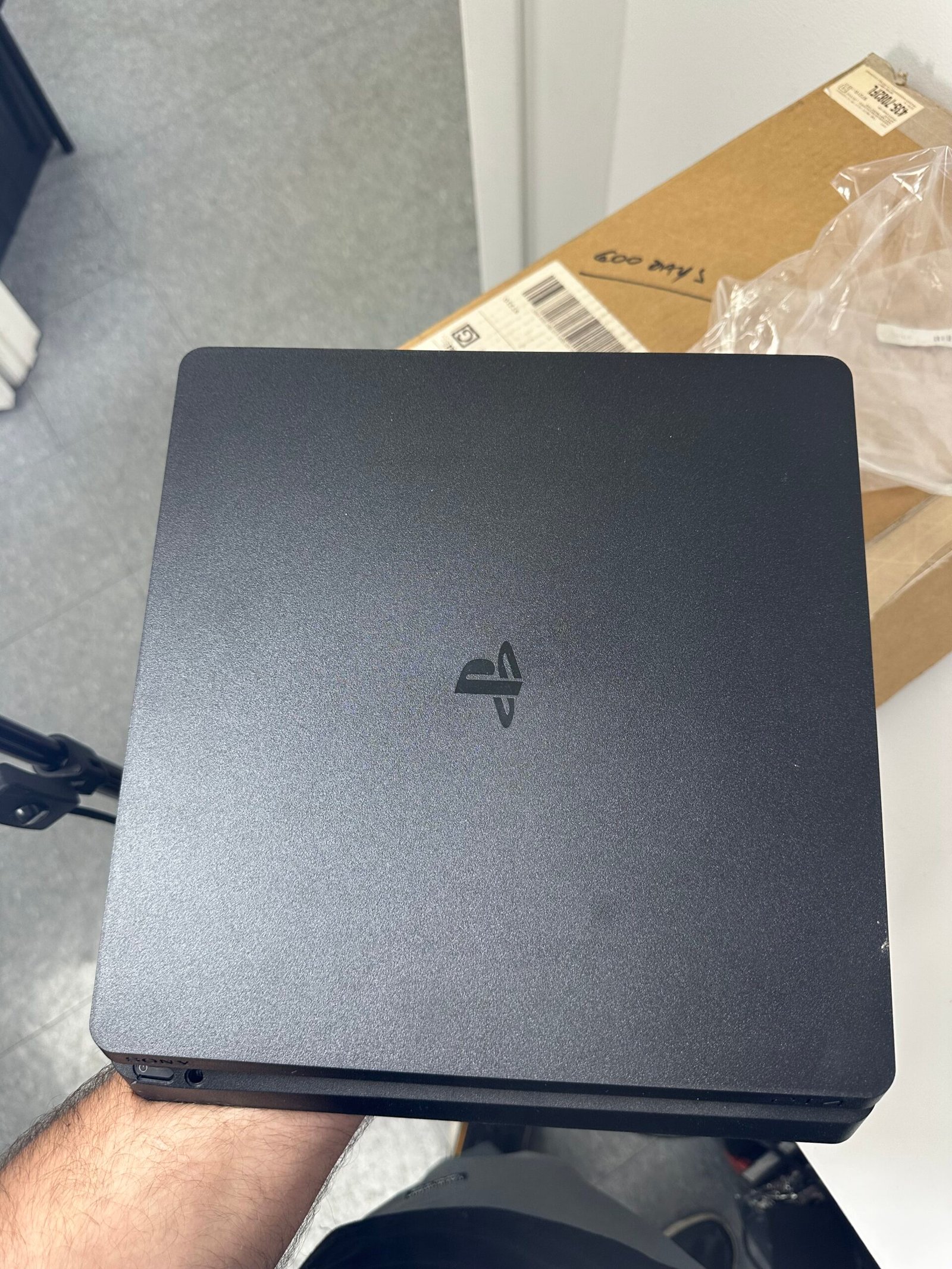 Sony Playstation 4 Slim + 2 controles DualShock 4 - Condição: Otima (A) - Imagem 2