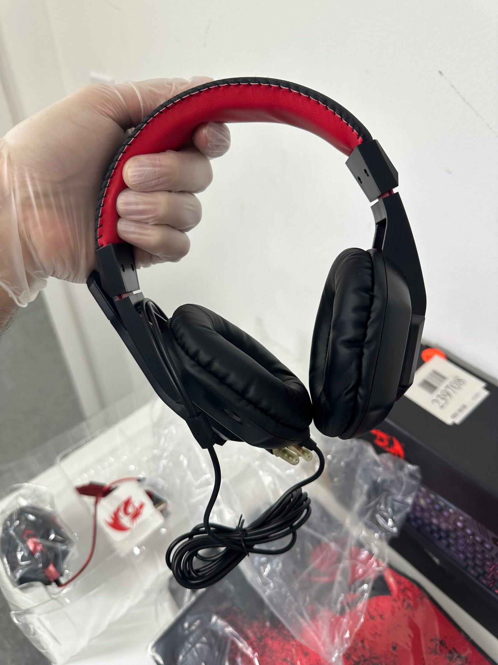 Redragon - Gaming Essentials 4-in-1 (Keyboard/Mouse/Headset/Mousepad) - Produto Novo (Open Box) - Imagem 4