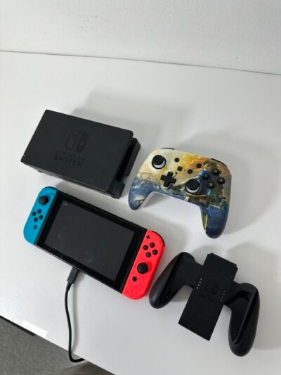 Nintendo Switch - Model HAC-001 - Kit Completo com Dock, Controles e Cabo de Energia - Condição: Otima (A)