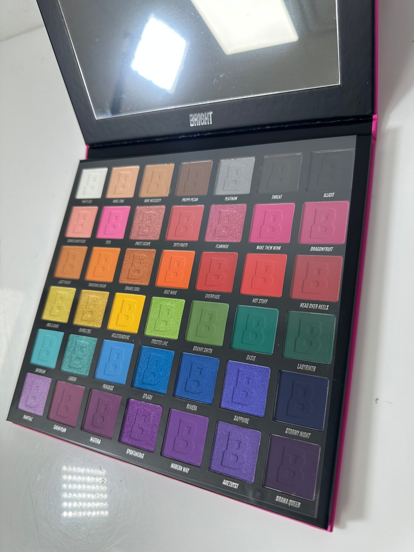 Beauty Bay - Bright Eyeshadow Palette - Produto Novo (Open Box) - Imagem 2