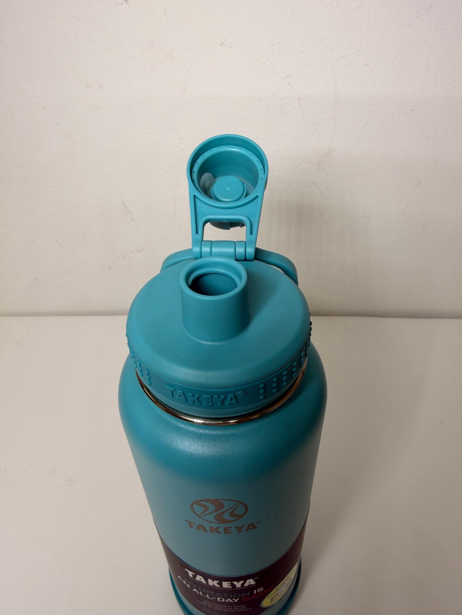 Takeya Actives Stainless Steel Water Bottle, Insulated Spout Lid, Keeps Drinks Cold 24 Hrs, Leakproof, Durable, Dishwasher Safe, Ideal for Gym, Travel, Fits Most Cup Holders, 40 oz/Teal (novo) - Imagem 6