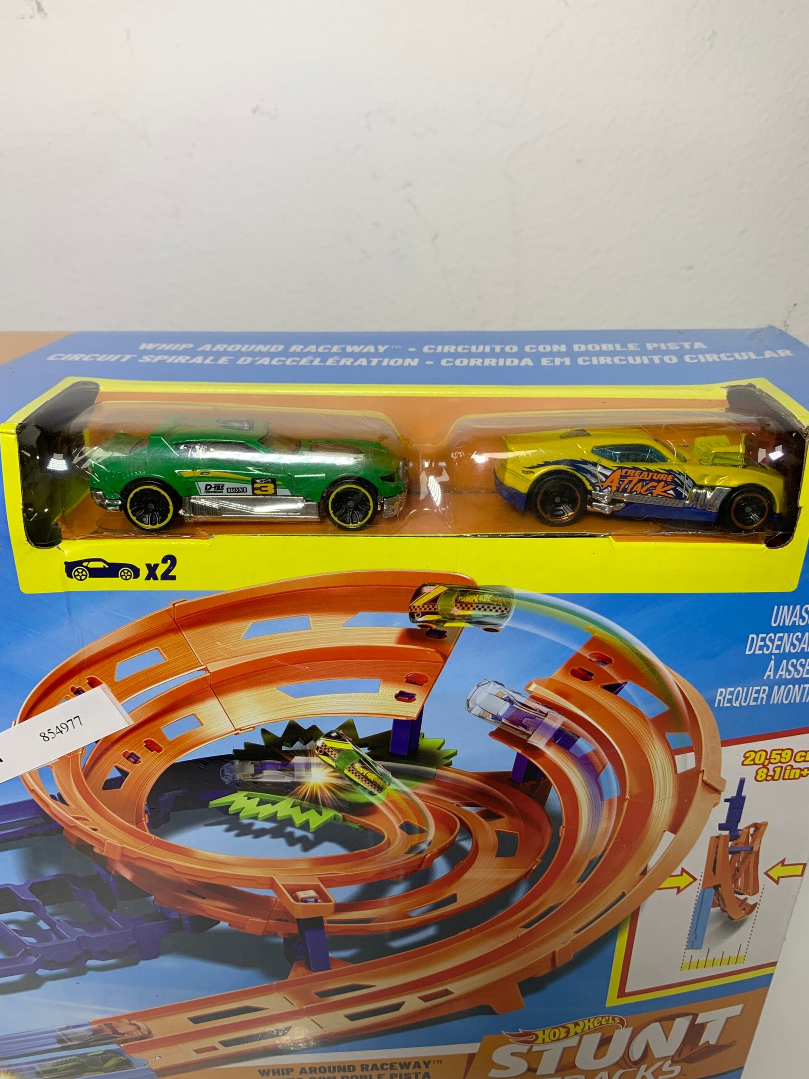 NEW - Hot Wheels Stunt Tracks Whip Around Raceway w/ 2 Cars Toy Stunts Crash - Imagem 3