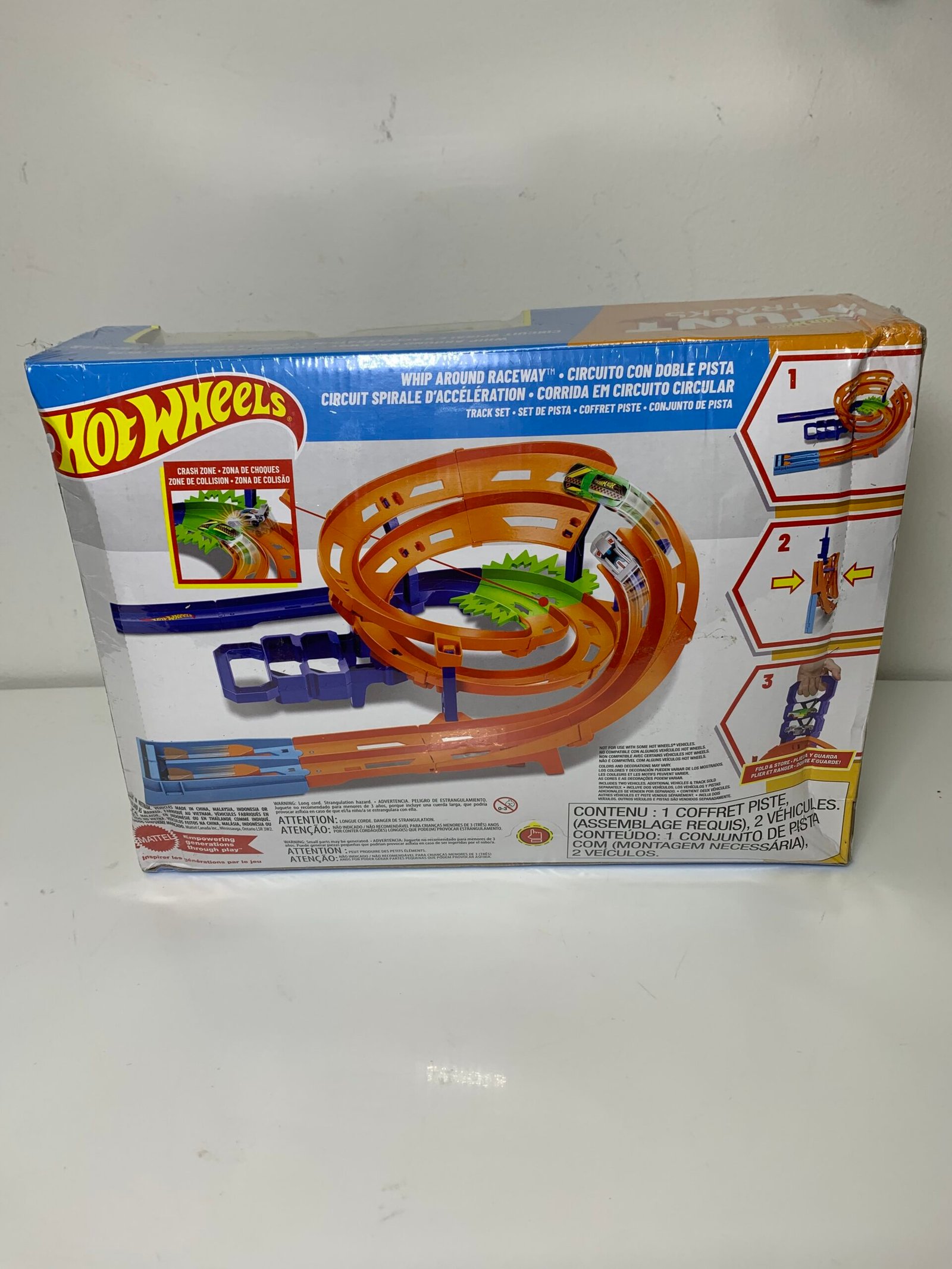 NEW - Hot Wheels Stunt Tracks Whip Around Raceway w/ 2 Cars Toy Stunts Crash - Imagem 2