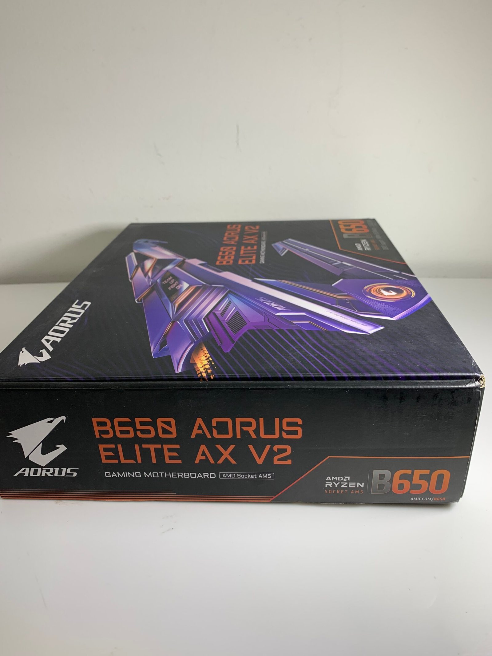 GIGABYTE B650 AORUS ELITE AX V2 Motherboard AM5 Ryzen 7000 DDR5 Dented box(LACRADO) - Imagem 4