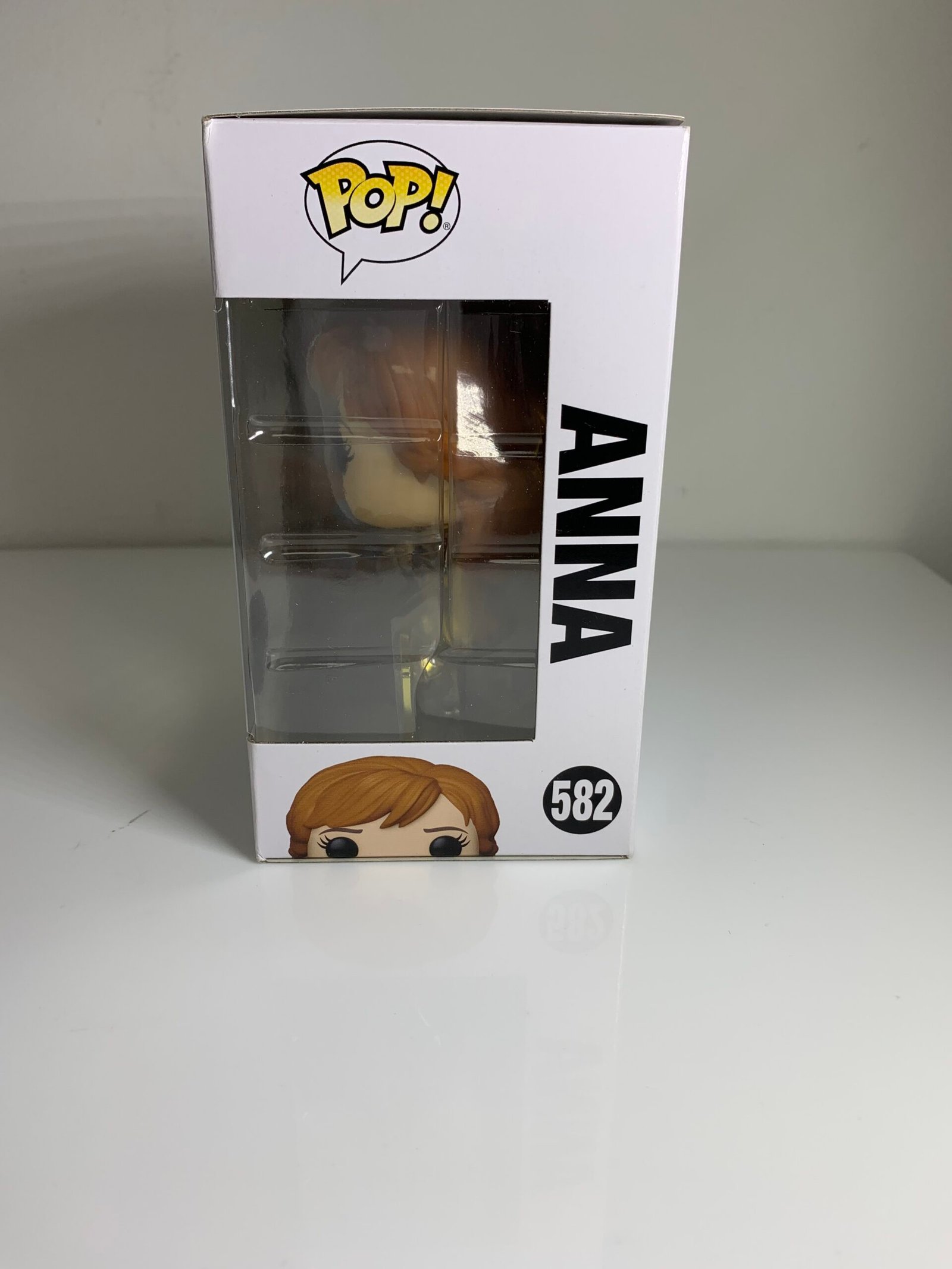 Funko Pop! Disney Frozen #582 - Anna (Gold) with Pin - Imagem 2