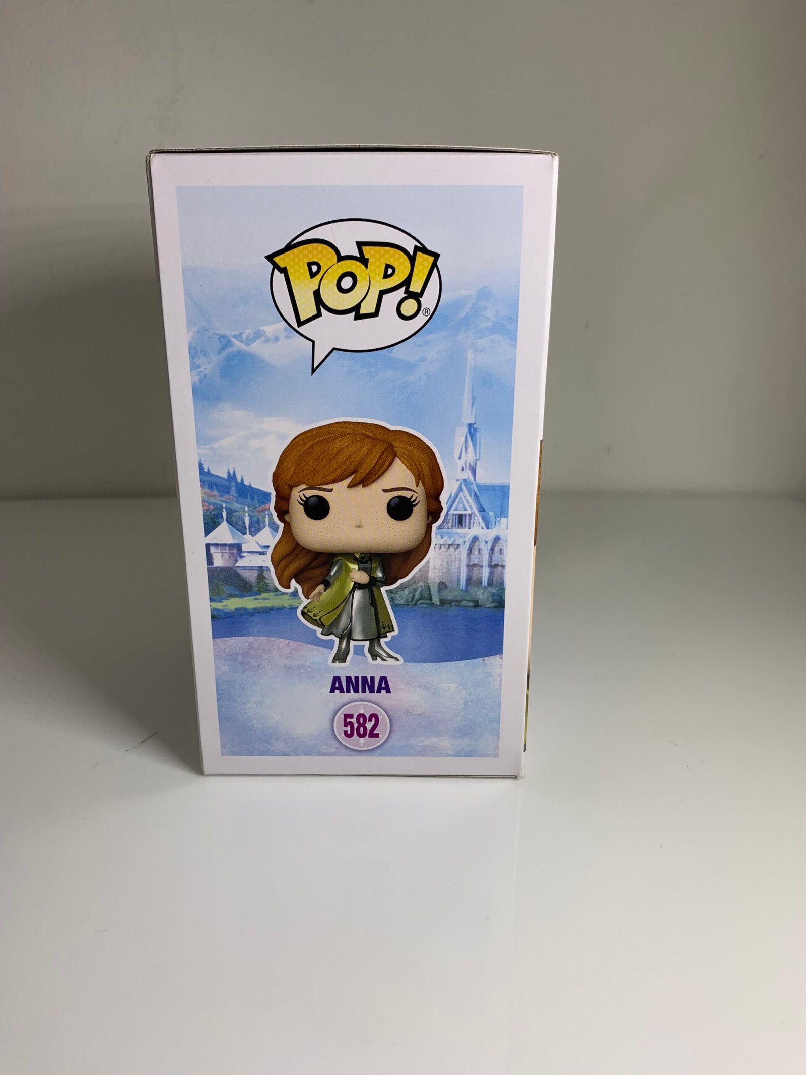 Funko Pop! Disney Frozen #582 - Anna (Gold) with Pin - Imagem 4